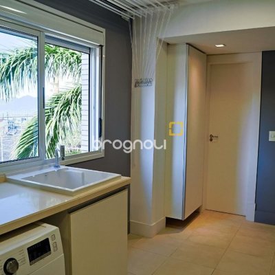 Apartamento com 156m², 2 quartos (sendo 2 suítes), 2 garagens, no bairro Centro em Florianópolis