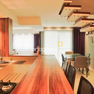 Apartamento com 156m², 2 quartos (sendo 2 suítes), 2 garagens, no bairro Centro em Florianópolis