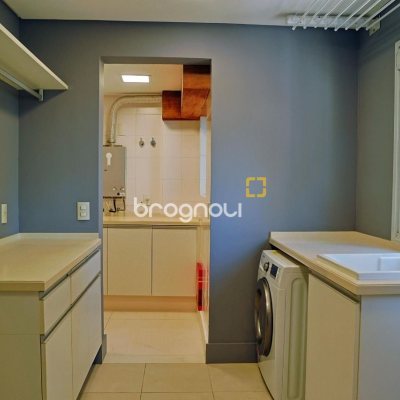 Apartamento com 156m², 2 quartos (sendo 2 suítes), 2 garagens, no bairro Centro em Florianópolis