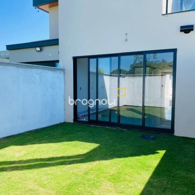 Casa com 127m², 3 quartos (sendo 2 suítes), 2 garagens, no bairro Campeche em Florianópolis