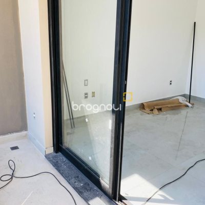 Casa com 127m², 3 quartos (sendo 2 suítes), 2 garagens, no bairro Campeche em Florianópolis