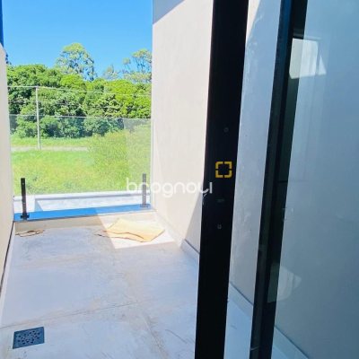 Casa com 127m², 3 quartos (sendo 2 suítes), 2 garagens, no bairro Campeche em Florianópolis
