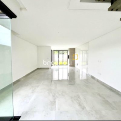 Casa com 127m², 3 quartos (sendo 2 suítes), 2 garagens, no bairro Campeche em Florianópolis