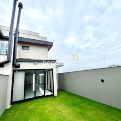 Casa com 127m², 3 quartos (sendo 2 suítes), 2 garagens, no bairro Campeche em Florianópolis