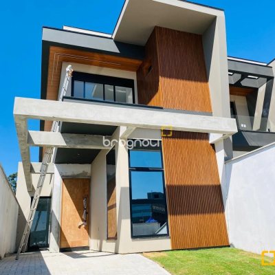 Casa com 127m², 3 quartos (sendo 2 suítes), 2 garagens, no bairro Campeche em Florianópolis