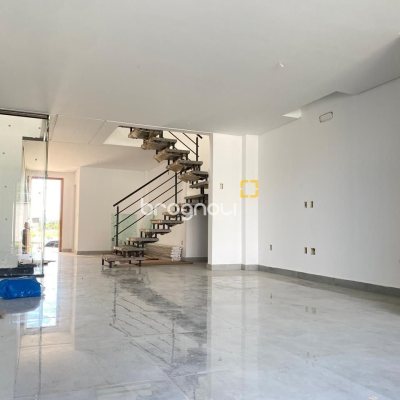 Casa com 127m², 3 quartos (sendo 2 suítes), 2 garagens, no bairro Campeche em Florianópolis