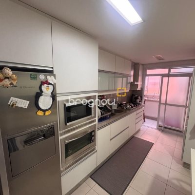 Cobertura com 196m², 3 quartos (sendo 1 suíte), 2 garagens, no bairro Carvoeira em Florianópolis