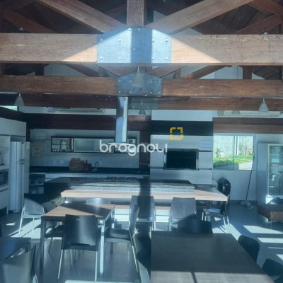 Cobertura com 196m², 3 quartos (sendo 1 suíte), 2 garagens, no bairro Carvoeira em Florianópolis