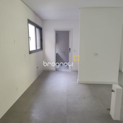 Apartamento com 164m², 3 quartos (sendo 3 suítes), 2 garagens, no bairro Cacupé em Florianópolis