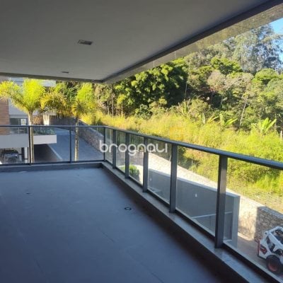 Apartamento com 164m², 3 quartos (sendo 3 suítes), 2 garagens, no bairro Cacupé em Florianópolis