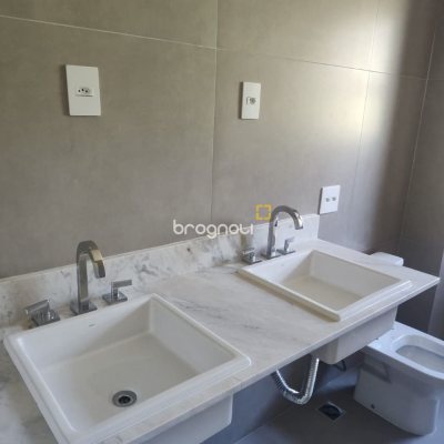 Apartamento com 164m², 3 quartos (sendo 3 suítes), 2 garagens, no bairro Cacupé em Florianópolis
