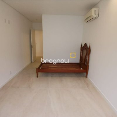 Apartamento com 106m², 2 quartos (sendo 2 suítes), 1 garagem, no bairro Coqueiros em Florianópolis