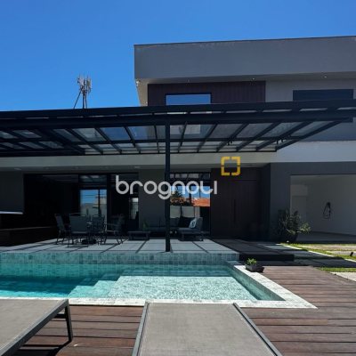Casa com 323m², 4 quartos (sendo 4 suítes), 4 garagens, no bairro Ingleses em Florianópolis