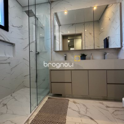 Casa com 323m², 4 quartos (sendo 4 suítes), 4 garagens, no bairro Ingleses em Florianópolis