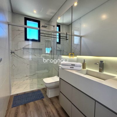 Casa com 323m², 4 quartos (sendo 4 suítes), 4 garagens, no bairro Ingleses em Florianópolis