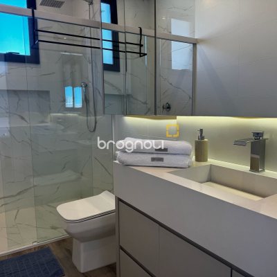 Casa com 323m², 4 quartos (sendo 4 suítes), 4 garagens, no bairro Ingleses em Florianópolis