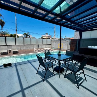Casa com 323m², 4 quartos (sendo 4 suítes), 4 garagens, no bairro Ingleses em Florianópolis