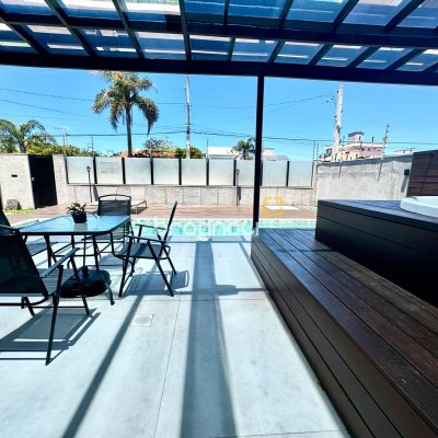 Casa com 323m², 4 quartos (sendo 4 suítes), 4 garagens, no bairro Ingleses em Florianópolis