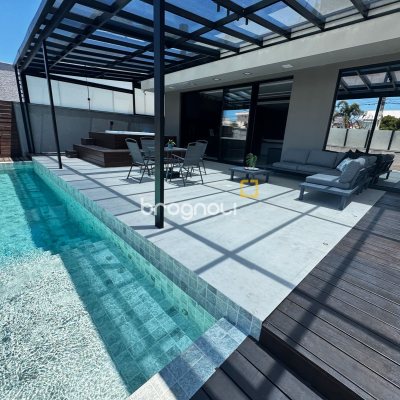 Casa com 323m², 4 quartos (sendo 4 suítes), 4 garagens, no bairro Ingleses em Florianópolis