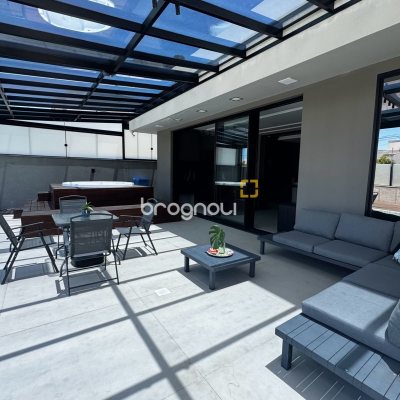 Casa com 323m², 4 quartos (sendo 4 suítes), 4 garagens, no bairro Ingleses em Florianópolis