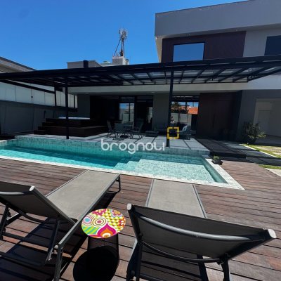 Casa com 323m², 4 quartos (sendo 4 suítes), 4 garagens, no bairro Ingleses em Florianópolis