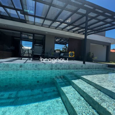 Casa com 323m², 4 quartos (sendo 4 suítes), 4 garagens, no bairro Ingleses em Florianópolis