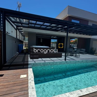Casa com 323m², 4 quartos (sendo 4 suítes), 4 garagens, no bairro Ingleses em Florianópolis