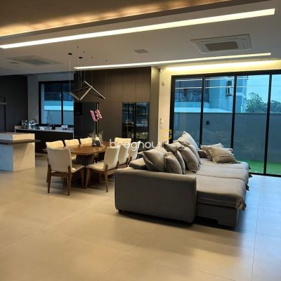 Casa com 323m², 4 quartos (sendo 4 suítes), 4 garagens, no bairro Ingleses em Florianópolis