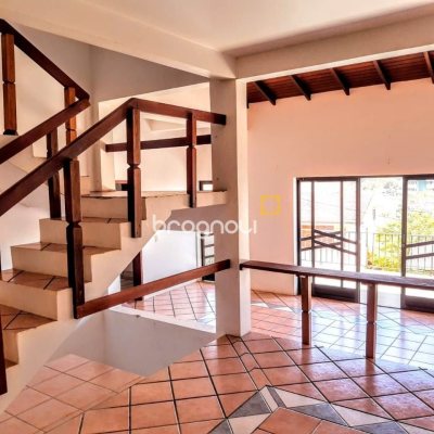 Casa com 270m², 5 quartos (sendo 1 suíte), 3 garagens, no bairro Itacorubi em Florianópolis