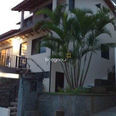 Casa com 270m², 5 quartos (sendo 1 suíte), 3 garagens, no bairro Itacorubi em Florianópolis