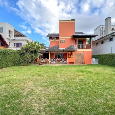 Casa com 230m², 3 quartos (sendo 1 suíte), 4 garagens, no bairro Jurerê Internacional em Florianópolis