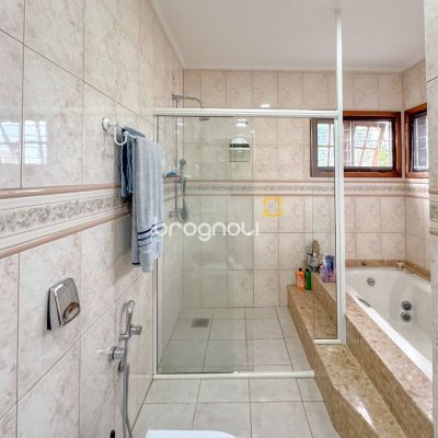 Casa com 230m², 3 quartos (sendo 1 suíte), 4 garagens, no bairro Jurerê Internacional em Florianópolis