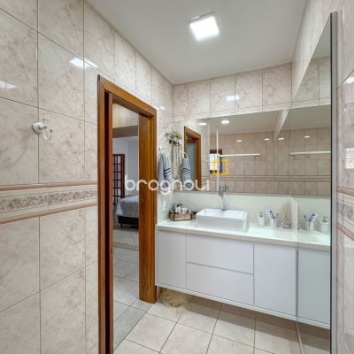 Casa com 230m², 3 quartos (sendo 1 suíte), 4 garagens, no bairro Jurerê Internacional em Florianópolis