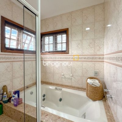 Casa com 230m², 3 quartos (sendo 1 suíte), 4 garagens, no bairro Jurerê Internacional em Florianópolis