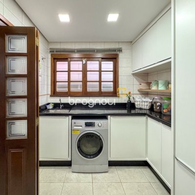 Casa com 230m², 3 quartos (sendo 1 suíte), 4 garagens, no bairro Jurerê Internacional em Florianópolis