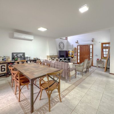 Casa com 230m², 3 quartos (sendo 1 suíte), 4 garagens, no bairro Jurerê Internacional em Florianópolis