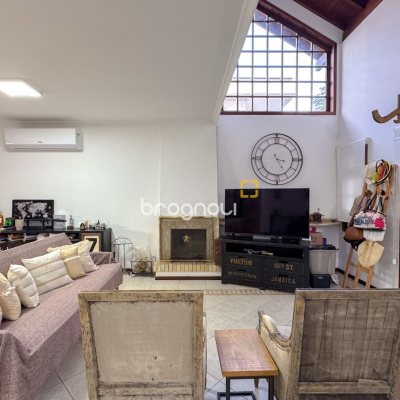 Casa com 230m², 3 quartos (sendo 1 suíte), 4 garagens, no bairro Jurerê Internacional em Florianópolis