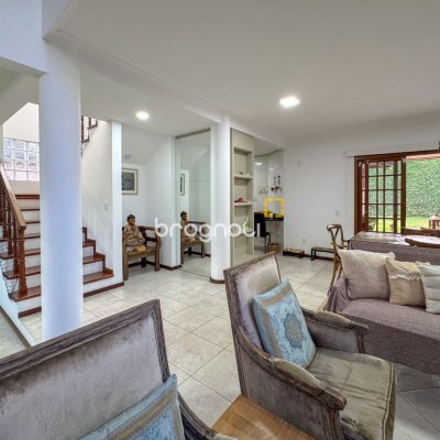 Casa com 230m², 3 quartos (sendo 1 suíte), 4 garagens, no bairro Jurerê Internacional em Florianópolis