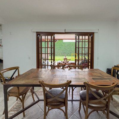Casa com 230m², 3 quartos (sendo 1 suíte), 4 garagens, no bairro Jurerê Internacional em Florianópolis