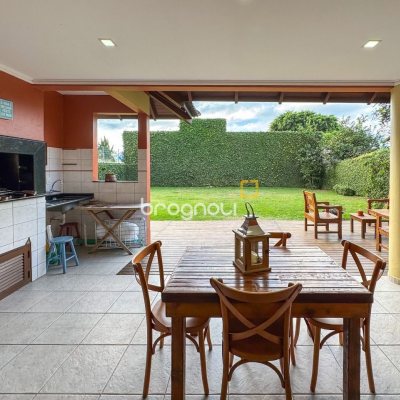 Casa com 230m², 3 quartos (sendo 1 suíte), 4 garagens, no bairro Jurerê Internacional em Florianópolis