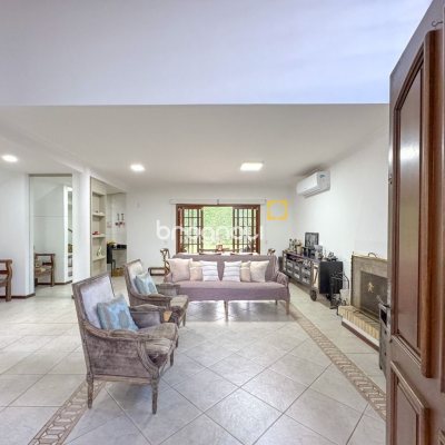 Casa com 230m², 3 quartos (sendo 1 suíte), 4 garagens, no bairro Jurerê Internacional em Florianópolis