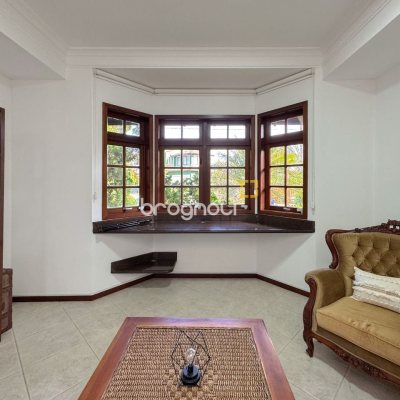 Casa com 230m², 3 quartos (sendo 1 suíte), 4 garagens, no bairro Jurerê Internacional em Florianópolis