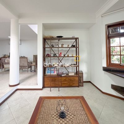 Casa com 230m², 3 quartos (sendo 1 suíte), 4 garagens, no bairro Jurerê Internacional em Florianópolis