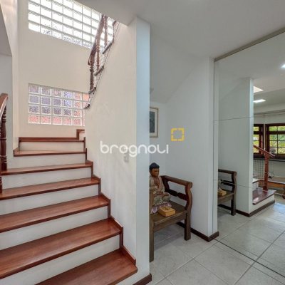 Casa com 230m², 3 quartos (sendo 1 suíte), 4 garagens, no bairro Jurerê Internacional em Florianópolis
