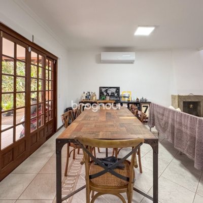 Casa com 230m², 3 quartos (sendo 1 suíte), 4 garagens, no bairro Jurerê Internacional em Florianópolis