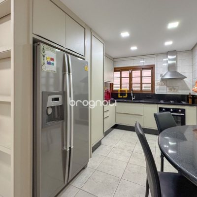 Casa com 230m², 3 quartos (sendo 1 suíte), 4 garagens, no bairro Jurerê Internacional em Florianópolis