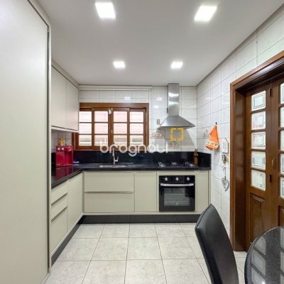 Casa com 230m², 3 quartos (sendo 1 suíte), 4 garagens, no bairro Jurerê Internacional em Florianópolis