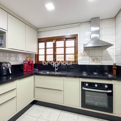 Casa com 230m², 3 quartos (sendo 1 suíte), 4 garagens, no bairro Jurerê Internacional em Florianópolis