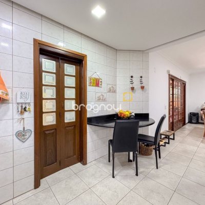 Casa com 230m², 3 quartos (sendo 1 suíte), 4 garagens, no bairro Jurerê Internacional em Florianópolis