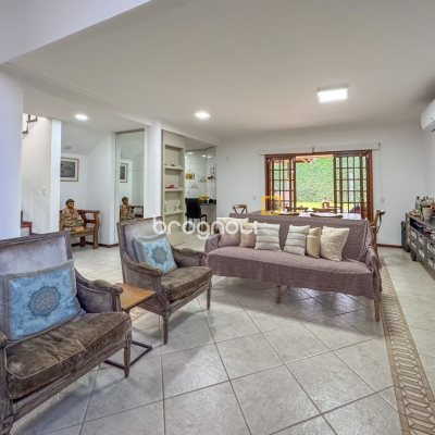 Casa com 230m², 3 quartos (sendo 1 suíte), 4 garagens, no bairro Jurerê Internacional em Florianópolis